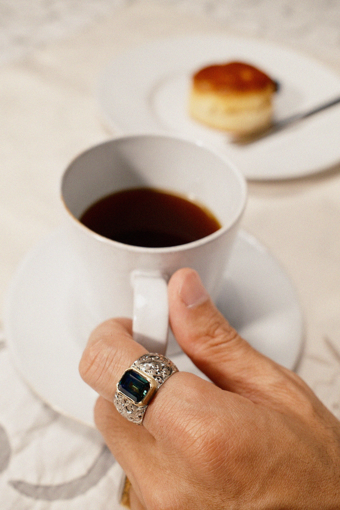 Sign Arabesque Bicolor Sapphire Ring