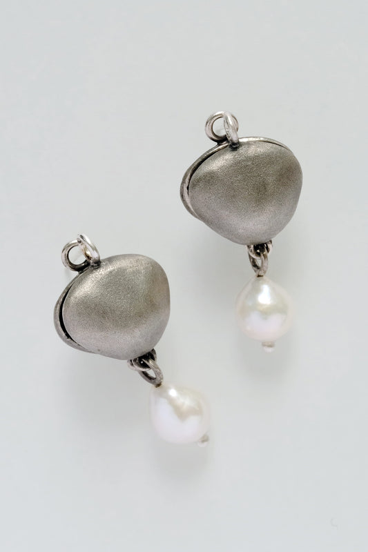 Silver Shell Pearl Earrings (Sand)